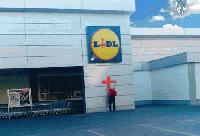 С кръст осъмна вчера фасадата на LIDL в Ямбол